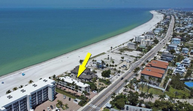 Paradise Beach Getaway Steps to Sand & Gulf Views King Bed & Sofa Bed