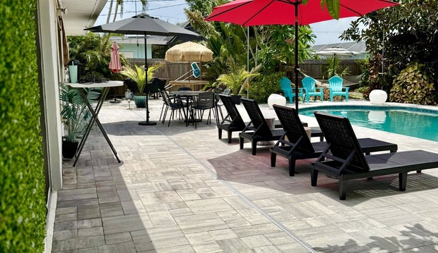 Paradise House 12 guest, private pool, 2 miles from white sand beach