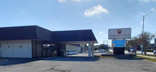 Paramount Lakeside Inn & Suites