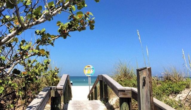 Pass-a-Grille Beach Home - Footsteps from the beach!