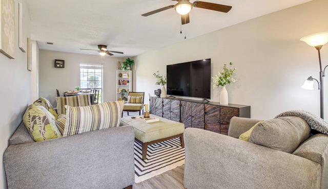 Patio for Al Fresco Dining: Home in Hinesville!