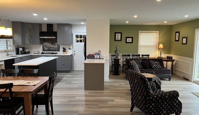 Peaceful lakefront home perfect for families - 2 1/2 hours from Chicago
