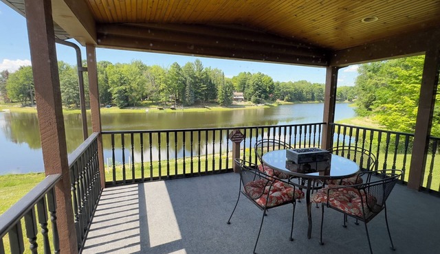 Peaceful Log Cabin Perfect for Cozy Couples' Retreat | Scenic Riverfront in Gladwin
