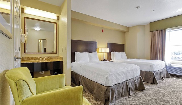 Perfect Family Vacation! 4 Convenient Rooms, Enjoy Our Outdoor Pool & Breakfast