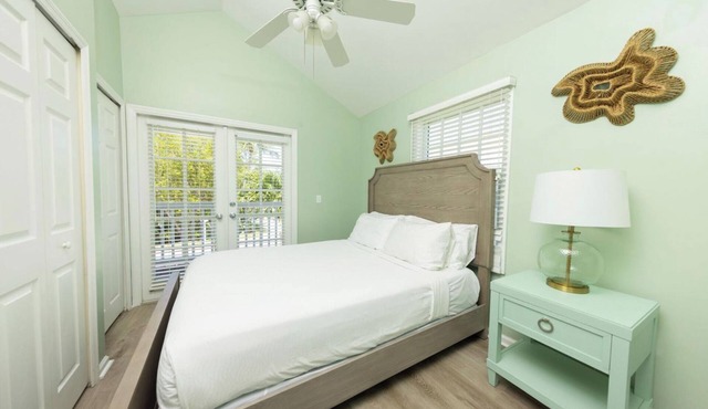 Perfect for Family and Friends! Gorgeous Villa with Full Kitchen! Pool Access