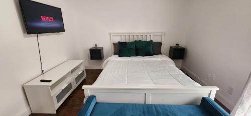 Perfect Location! Queen Room Near Malls, Dining & Stores!