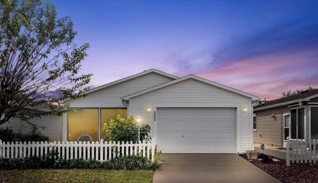 PERFECT LOCATION-VILLA W USE OF GOLF CART CLOSE TO SUMTER LANDING. ACTIVE HOSTS!