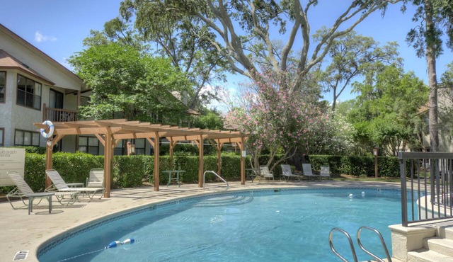 Pet-Friendly Harbour Oaks Condo Pool, Patio, Walk to Pier Village