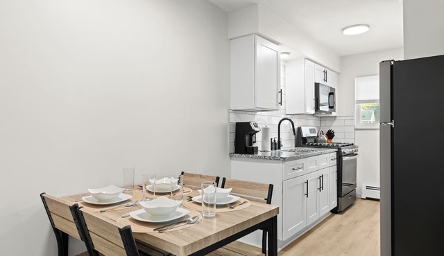Pet-Friendly 1BR Flat with Dog Park & King Bed