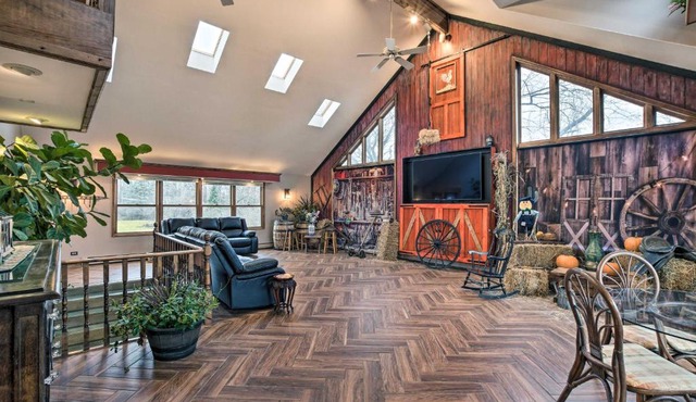 Pet-Friendly Bartlett Farmhouse w/Deck! in Bartlett