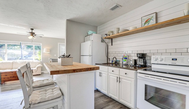 Pet-Friendly Bradenton Home: 3 Mi to Riverwalk!