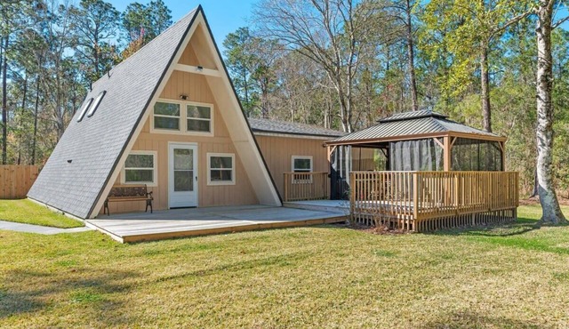 Pet-Friendly Home|Screened Deck & Private Big Yard