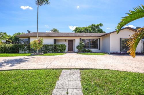 Pet-Friendly Home w/Yard ~ 3 Mi to Zoo Miami!