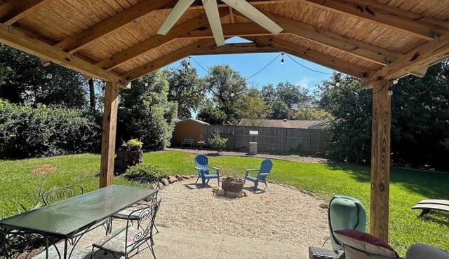 Pet Friendly, Large Fenced Backyard, Short walk to the Beach and Pier Village!