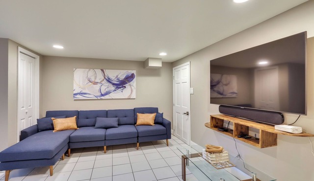 Pet-Friendly Retreat Near NYC & MetLife Stadium!