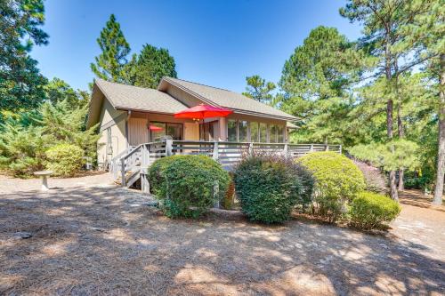 Pinehurst Home: Fire Pit, BBQ + Golf Course View! in Pinehurst