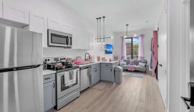 Pink Heaven Cozy Studio Apt. Near NYC/EWR with an Indoor Pool & Free Parking