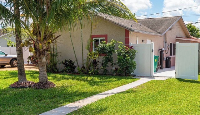 Pleasant studio with AC in friendly Lauderhill neighborhood