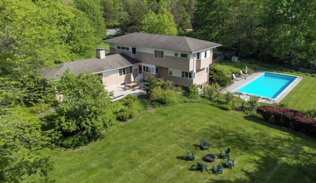 Pleasant Valley Pines w/huge deck and pool!
