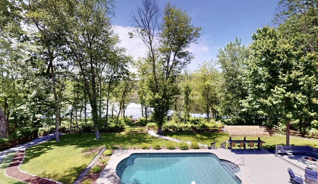 Poconos Idyllic Lakefront House 12ppl Gameroom Hot Tub Firepit Sauna