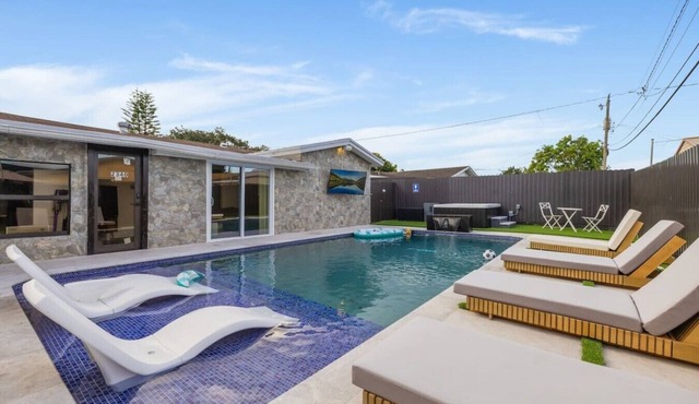 Pool + Hot Tub | MAJOR INTERNATIONAL SPORTING EVENT Base | Outdoor Kitchen