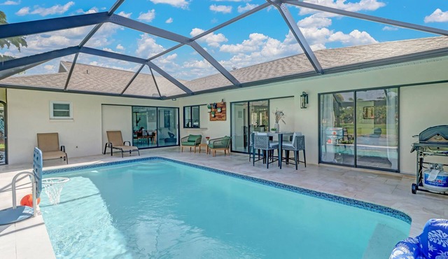 POOL HOUSE, CLOSE TO THE BEACH & DOWN TOWN NAPLES! * WITH GAME ROOM*