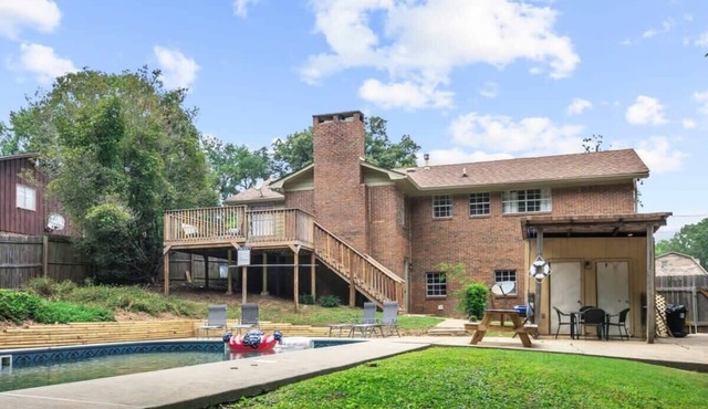 Pool & Two Kitchens! Family Friendly in Forestdale in Birmingham