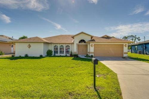Port Charlotte Home ~ 3 Mi to Beach & Harbor!