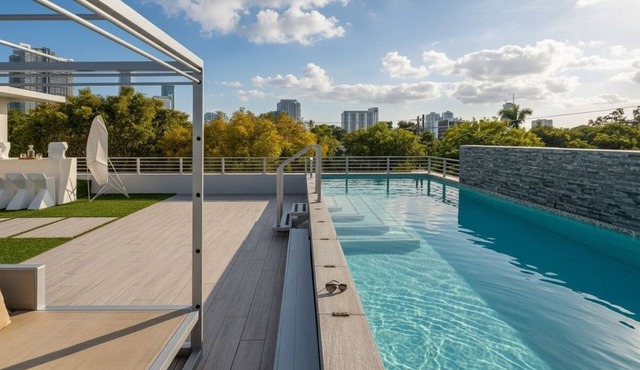 Posh Brickell Luxury Home, Rooftop Pool & City View