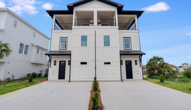 Premier Villa Steps to the Beach 5b/4.5b Pool & BBQ
