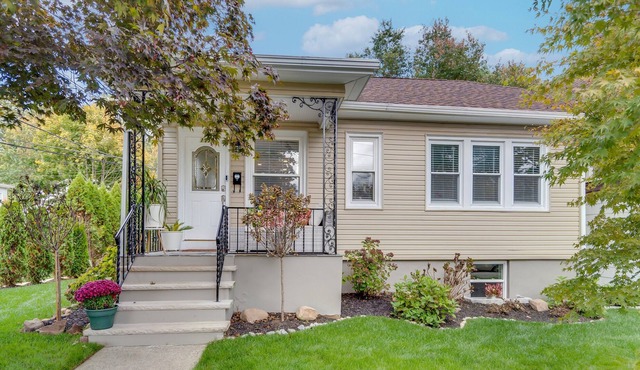 Pretty, efficient & well-appointed private home - Spacious deck for entertaining