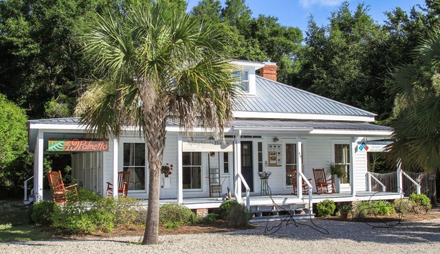 Private 2 bedroom apartment in the heart of the historic district.
