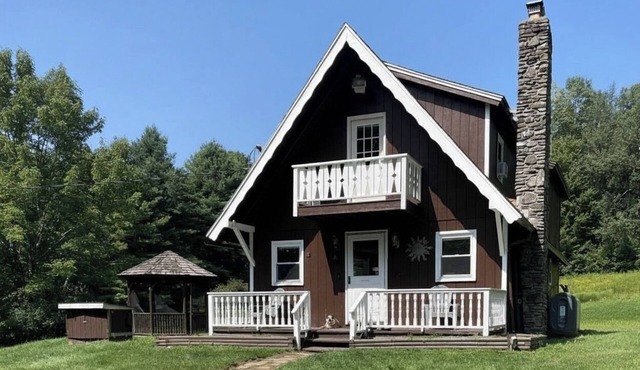 Private 5-Acre Farmhouse Retreat; Full Kitchen Fire Pit Office Pets OK BBQ WiFi
