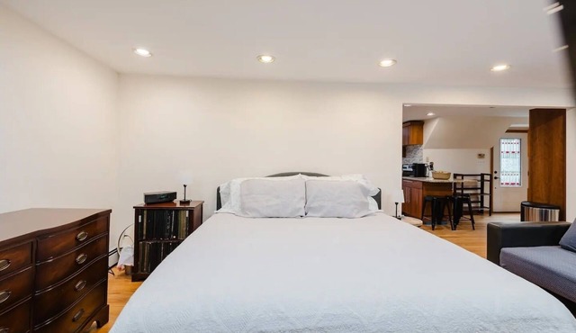 Private Apartment on tree lined 2 acre estate. Close to beaches, farms and NYC.