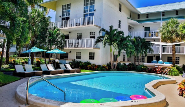 Private Beach Access! 2 Spacious Suites, Living Area, Kitchen, Outdoor Pool