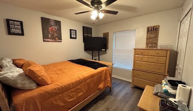 Private Cozy Comfortable Guest Room in pool home.