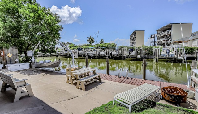 Private Dock, Boats & Bikes Charming Canal-Side Condo w/Screened Porch