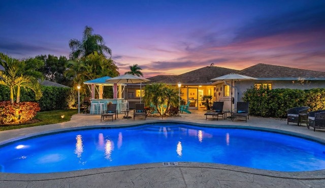 Private Heated Pool-Hot Tub-Fire Pit-Tiki Bar-Large Yard-Great Location!