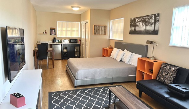 Private King Suite with W/D near LEGOLAND & Winter Haven Hospital
