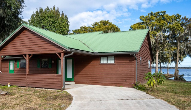 Private Lake View House Rental close to wonderful Big Bass Grill restaurant