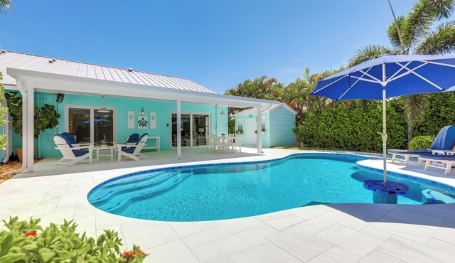 Private Pool + Backyard: Villa in North Palm Beach