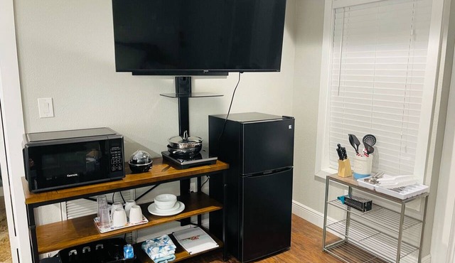 Private room with private entrance, kitchenette, shared pool in New Port Richey