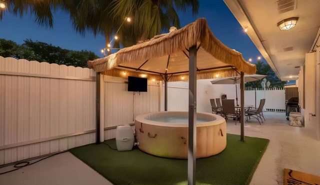 PRIVATE TROPICAL RETREAT JACUZZI, TIKI HUT & OUTDOOR PARADISE