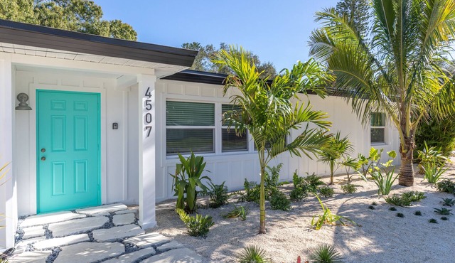 PROMO 5% WEEKLY AND 10% MONTHLY DISCOUNT Private Beach Back Yard ! 5 BR 2 Bath