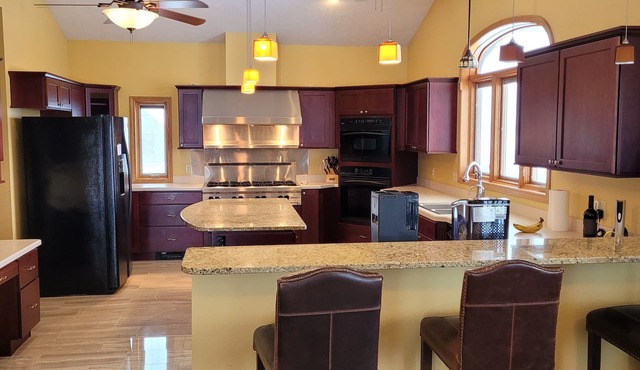 Quality home on golf course, 2-3 miles from TC horse shows, 90 day requirement