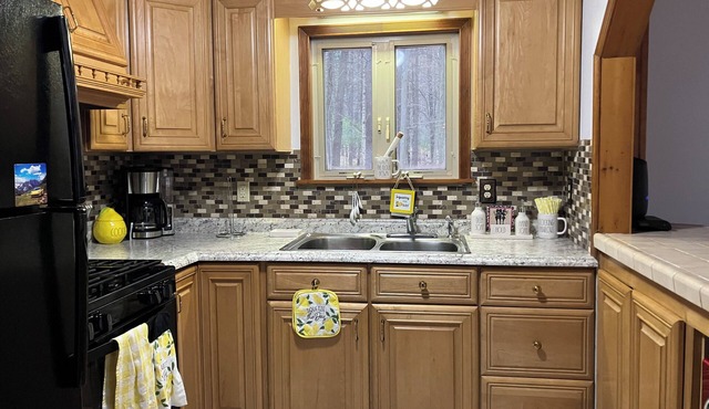 Quant Waterfront Home in Quiet Lake Community, Pet-friendly with hot tub