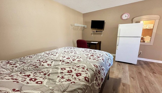 Queen Bed | Smoking | Sparta, GA