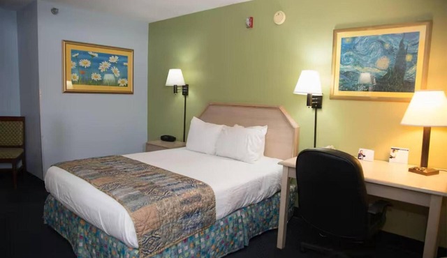 Queen Bed Stay, 1.5 miles away from Emerald Coast Science Center | Free Parking!