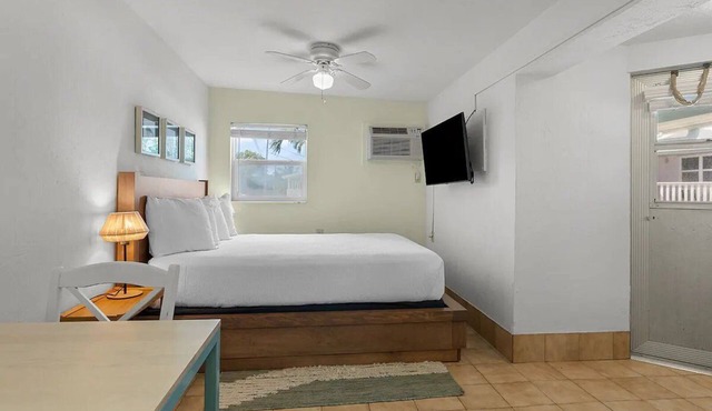 Queen Studio w/Kitchen, Pool & Beach Access | Breakfast Included