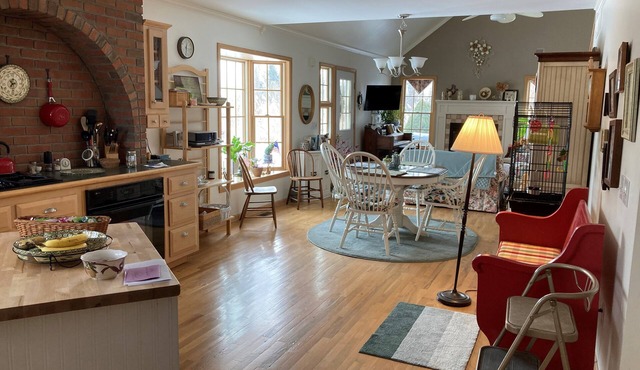 Quiet 2 bd, 1 1/2 bath hideaway, with refreshing lake breezes